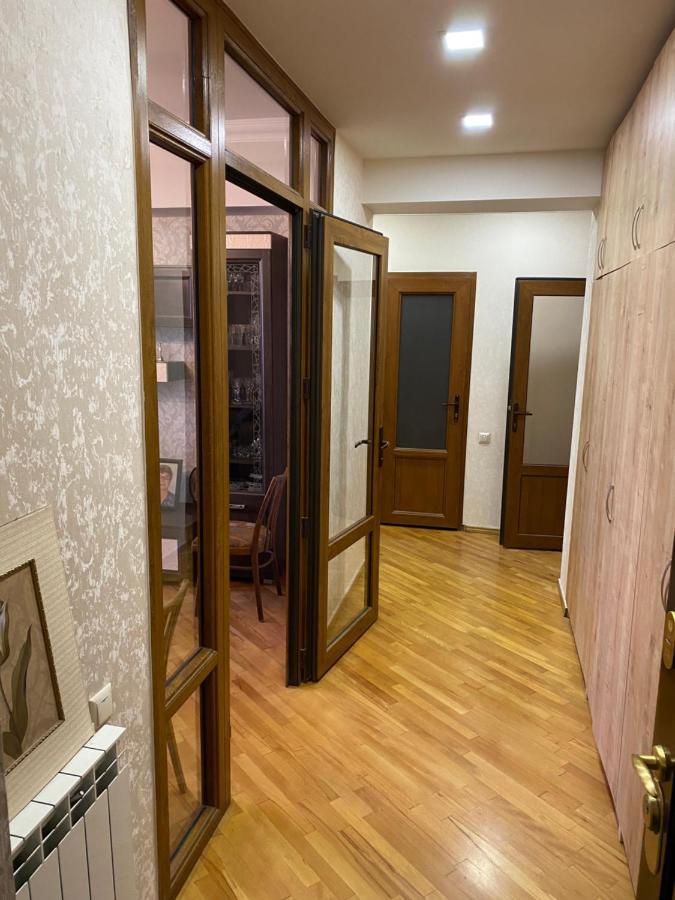 Large Cozy Apartment On Beginning Of Komitas Ave Erevan Esterno foto