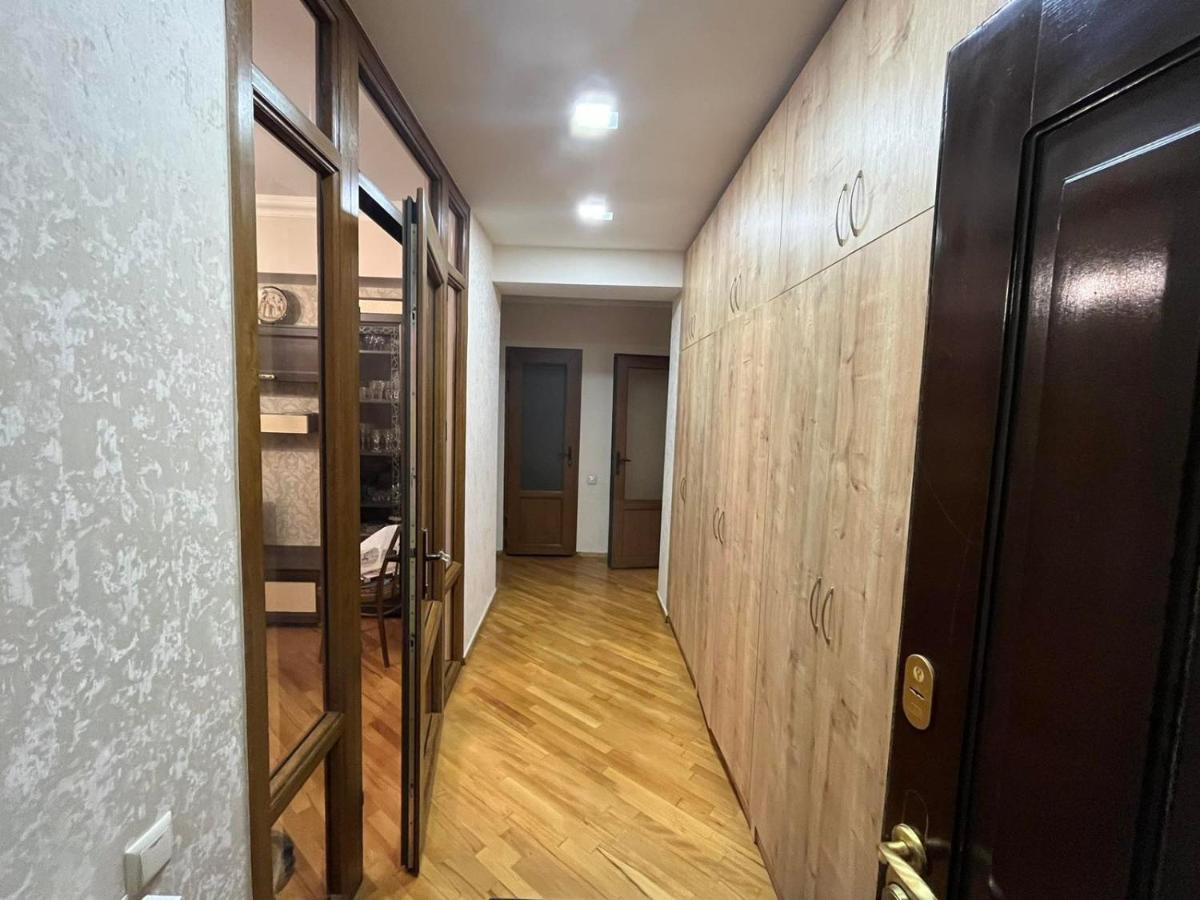 Large Cozy Apartment On Beginning Of Komitas Ave Erevan Esterno foto